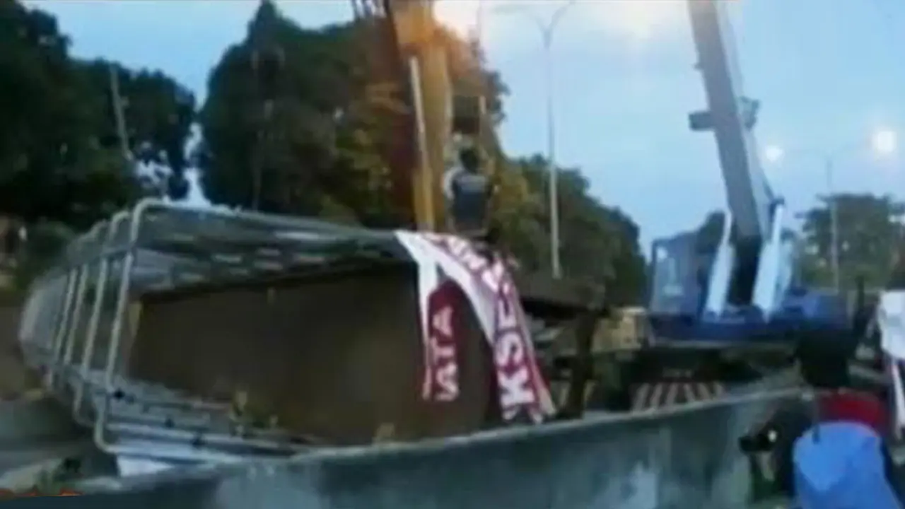 VIDEO: Ini Alasan Sopir Truk Muatan Crane Tabrak Jembatan Tol BSD