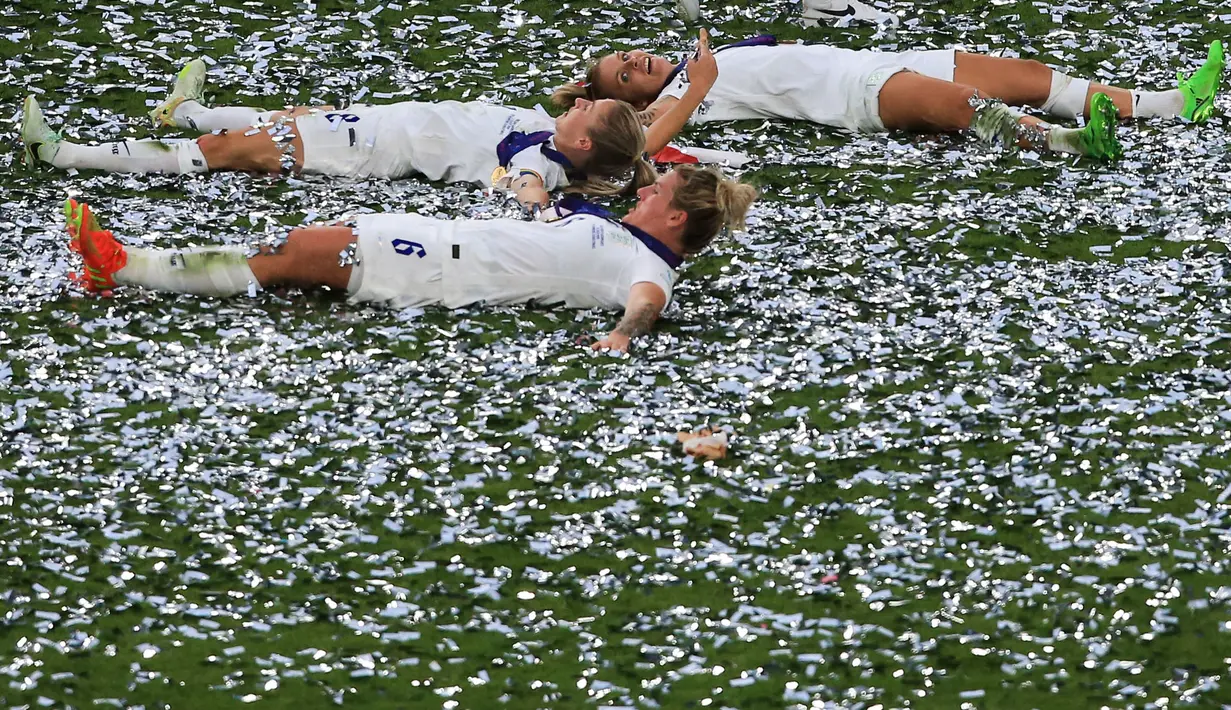 Para pemain Timnas Wanita Inggris merayakan kemenangan di ajang Euro 2022 usai mengalahkan Jerman 2-1 pada babak final di stadion Wembley, di London, pada Juli 31 Desember 2022. (AFP/Justin Tallis)