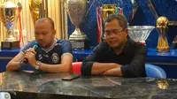 Manajer Arema FC, ALi Rifki bersama Ketua Panpel Abdul Haris memberikan keterangan pasca penetapan tersangka dalam tragedi di Stadion Kanjuruhan Malang (Liputan6.com/Zainul Arifin)