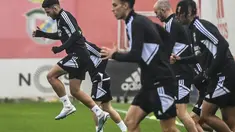 Penyerang Benfica, Goncalo Ramos (Kiri) dan rekan satu timnya melakukan pemanasan selama sesi latihan di kamp pelatihan Kampus Benfica di Seixal, Lisbon (6/3/2023). Benfica akan bertanding melawan Club Brugge pada leg kedua babak 16 besar Liga Champions di Estadio da Luz. (AFP/Patricia De Melo Moreira)