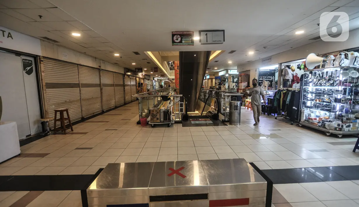 Suasana pusat perbelanjaan kawasan Glodok, Jakarta, Senin (7/6/2021). Penutupan toko ritel disebabkan oleh pandemi Covid-19 dan menurunnya daya beli masyarakat. (merdeka.com/Iqbal S. Nugroho)