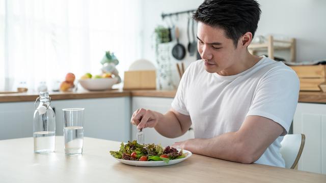 Rambut Menipis pada Pria, Apa Sih Penyebabnya? Waspadai Risiko Kebotakan, Temukan Solusinya!