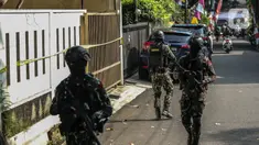 Anggota Brimob berpatroli di depan rumah pribadi Irjen Ferdy Sambo di Jalan Saguling, Duren Tiga, Jakarta, Selasa (30/8/2022). Kepolisian melakukan rekonstruksi dugaan pembunuhan  Brigadir J alias Nofriansyah Yosua Hutabarat di rumah pribadi Irjen Ferdy Sambo dan rumah dinas. (Liputan6.com/Faizal Fanani)