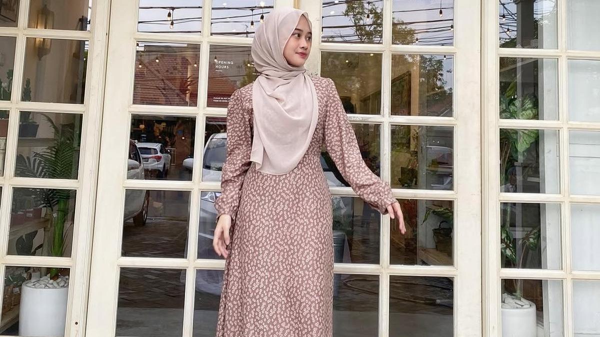 6 Inspirasi Model Gamis ala Khansa Mariska Istri Gus Azmi, Tampil Syar’i tapi Tetap Kekinian