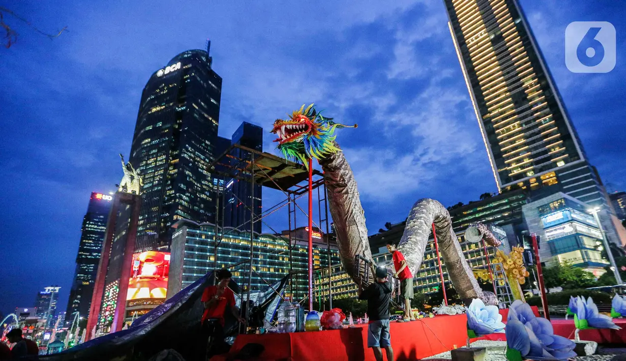 Jelang perayaan Imlek 2024, hampir setiap sudut Jakarta dihiasi ornamen-ornamen khas Tionghoa. (Liputan6.com/Angga Yuniar)