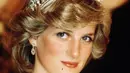 Tiara Lover's Knot diberikan kepada Ratu Mary pada tahun 1913. Tiara ini terdiri dari berlian dan 19 mutiara gantung, yang semuanya dibuat dari emas dan perak. Tiara ini kemudian diserahkan kepada Ratu Elizabeth, yang meminjamkannya kepada sang menantu Putri Diana. Foto: Vogue.
