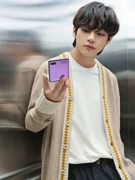 V menjadi salah satu member yang kerap kali mengenakan cardigan. Dalam foto tersebut V mengenakan cardigan cokelat dengan tshirt putih. Dok. Instagram BTS