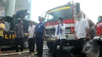 Gubernur DKI Jakarta, Joko Widodo langsung meninjau lokasi kebakaran di Pasar Senen, Jakarta (Liputan6.com/Herman Zakharia)