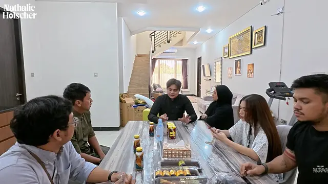 Ruang Makan dan Dapur Rumah Nathalie Holscher