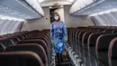 Seorang pramugari maskapai penerbangan LATAM berjalan dalam pesawat selama presentasi sistem biosekuriti COVID-19 di Bandara Internasional El Dorado, Bogota, Kolombia, Senin (31/8/2020). Presiden Kolombia Ivan Duque mengizinkan lebih banyak penerbangan domestik mulai September. (Juan BARRETO/AFP)