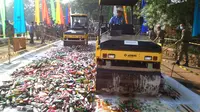 Pemusnahan ribuan botol minuman keras di Tangerang Selatan (Liputan6.com/Naomi Trisna)
