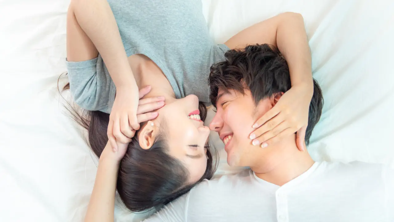 romantis bahagia di kamar