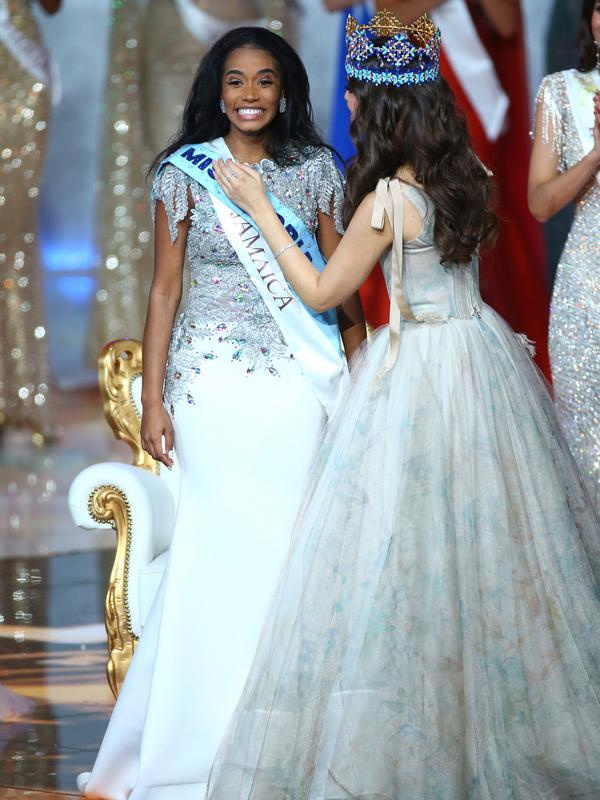 Miss World 2018 Vanessa Ponce menyematkan selempang kepada Miss Jamaika, Toni-Ann Singh seusai terpilih menjadi Miss World 2019 pada grand final di ExCeL, London, Sabtu (14/12/2019). Toni-Ann, 23, berhasil menyingkirkan 100 wanita tercantik dari berbagai negara. (Joel C Ryan/Invision/AP)