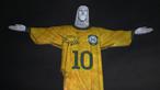 Patung Kristus Sang Penebus (Christ the Redeemer) di Rio de Janeiro, Brasil diterangi gambar jersey dari legenda sepak bola Brasil, Pele sebagai penghormatan atas satu tahun kematian sang pemain pada Jumat, 29 Desember 2023. (AFP/Mauro Pimentel)
