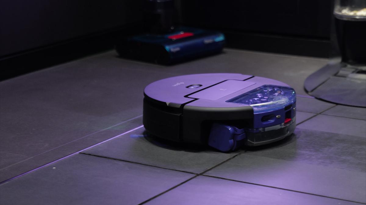 Lantai Kinclong Tanpa Effort dan Tetap Higienis dengan Dyson Spot+Scrub™ Ai dan Clean+Wash Hygiene