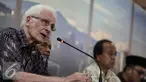 Romo Frans Magnis Suzeno memberikan paparan saat menghadiri pandangan Tim Evaluasi Penanganan Terorisme di PP Muhammadiyah, Jakarta, Kamis (15/7). Jumpa pers tersebut terkait Peledakan Bom di Mapolresta Solo. (Liputan6.com/Faizal Fanani)