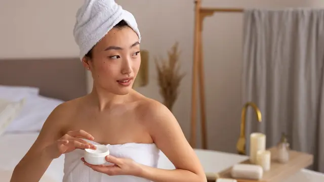 Cara Tepat Eksfoliasi Tubuh untuk Kulit Sehat dan Glowing (photo by freepik.com)