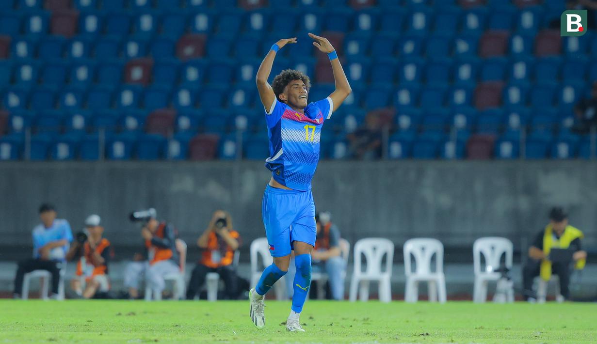 Pemain Filipina U-22, Banatao Otu Abang, melakukan selebrasi setelah mencetak gol ke gawang Timnas Indonesia U-22 pada laga Grup C SEA Games 2025 di 700th Anniversary Stadium, Senin (8/12/2025). (Bola.com/Bagaskara Lazuardi)