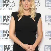 "Berkat dia (Mia), aku bisa tahu nama karakter yang dimainkan Liam di The Hunger Games! Aku mengkhawatirkan kalau usianya lebih dekat dengan Liam dibandingkan denganku" tutur aktris berusia 40 tahun itu. (AFP/Bintang.com)