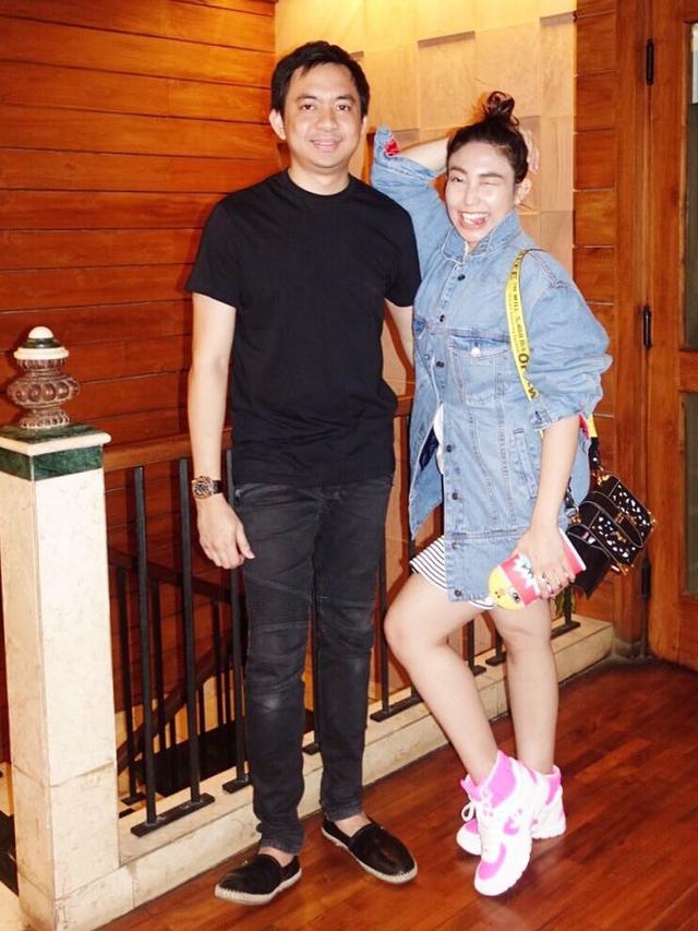 [Bintang] 8 Foto Ayu Dewi dan Regi Datau yang Kocak Tapi Romantis