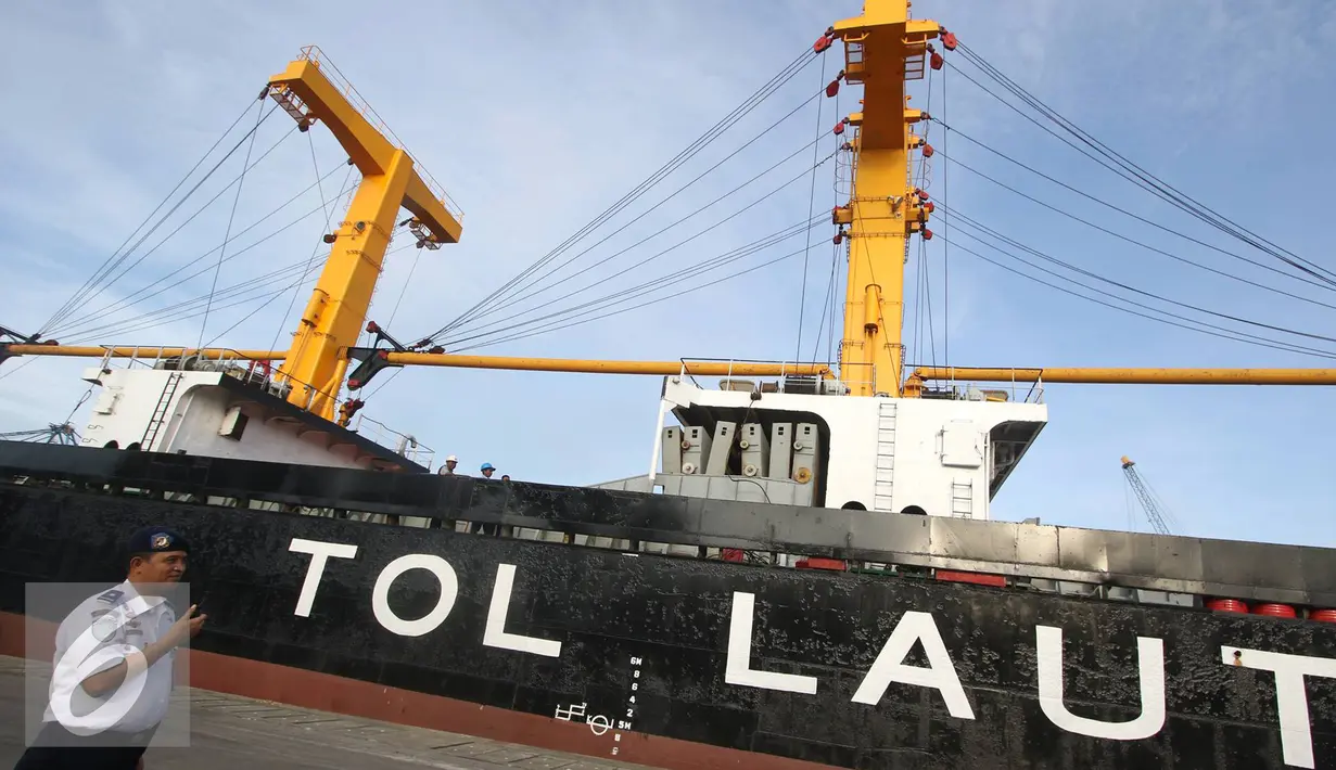 Petugas bersiaga sebelum keberangkatan KM Caraka Jaya Niaga III-4 yang digunakan sebagai kapal tol laut logistik Natuna di Pelabuhan Tanjung Priok, Jakarta Utara, Selasa (25/10). (Liputan6.com/Immanuel Antonius)