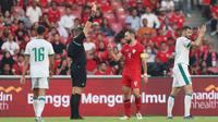 Bek Timnas Indonesia, Jordi Amat, saat dikartu merah oleh wasit Shaun Evans dalam laga melawan Irak di SUGBK, Jakarta, Kamis (6/6/2024). (Bola.com/Muhammad Iqbal Ichsan)