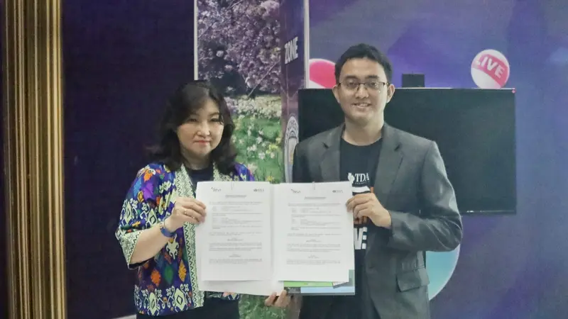 Direktur ATVI, Melitina Tecoalu dan Ketua TDA Jakarta Barat menandatangani nota kesepahaman (MoU) di Studio 3 Indosiar Jakarta, Jumat (22/09/2023). Dok: ATVI