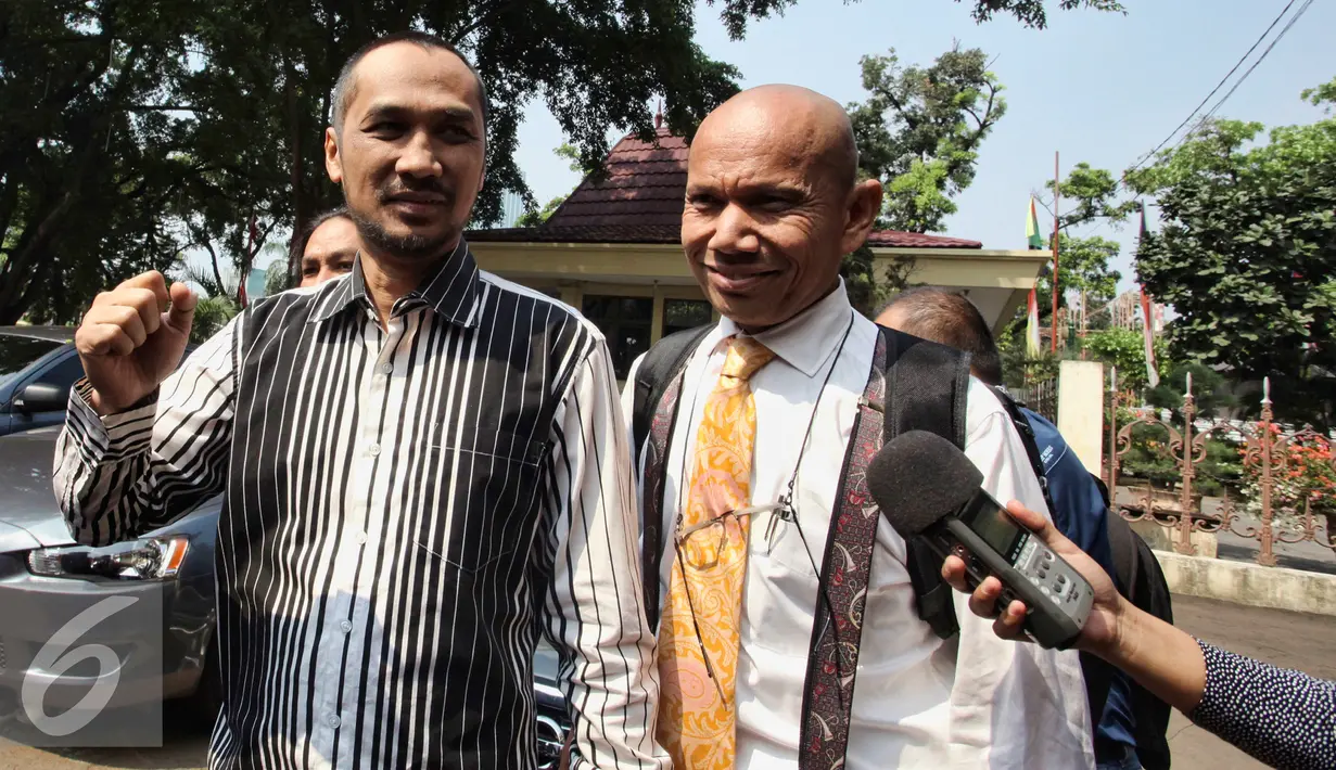 Ketua KPK nonaktif, Abraham Samad memberikan keterangan saat tiba di Gedung Bareskrim Mabes Polri, Jakarta, Rabu (24/6/2015). Samad diperiksa penyidik bareskrim Polri sebagai tersangka dalam kasus Rumah Kaca. (Liputan6.com/Yoppy Renato)