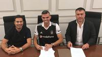 Pepe menandatangani kontrak dengan Besiktas (Mirror).