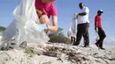 Para sukarelawan mengumpulkan sampah di sepanjang Pantai Kawe di Dar es Salaam, Tanzania (19/9/2020). Ratusan orang di seluruh kota tersebut berpartisipasi dalam upaya pembersihan sampah di pantai untuk memperingati Hari Bersih-Bersih Sedunia. (Xinhua)