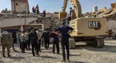 Pasukan keamanan dan personel darurat bekerja di lokasi serangan di utara distrik al-Miqdadiyah di provinsi Dayala, Irak, Rabu,  29 Juli 2026. (AFP/ Younis Al-Bayati)