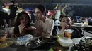 Malam itu, Arumi ke pasar malam lapangan Brawijaya. Tampak pasar malam begitu ramai dan menyediakan aneka masakan baik Indonesia maupun luar negeri. Arumi bersama Keisha dan Keinan menikmati kuliner di pasar malam. [Youtube/Arumi Bachsin]