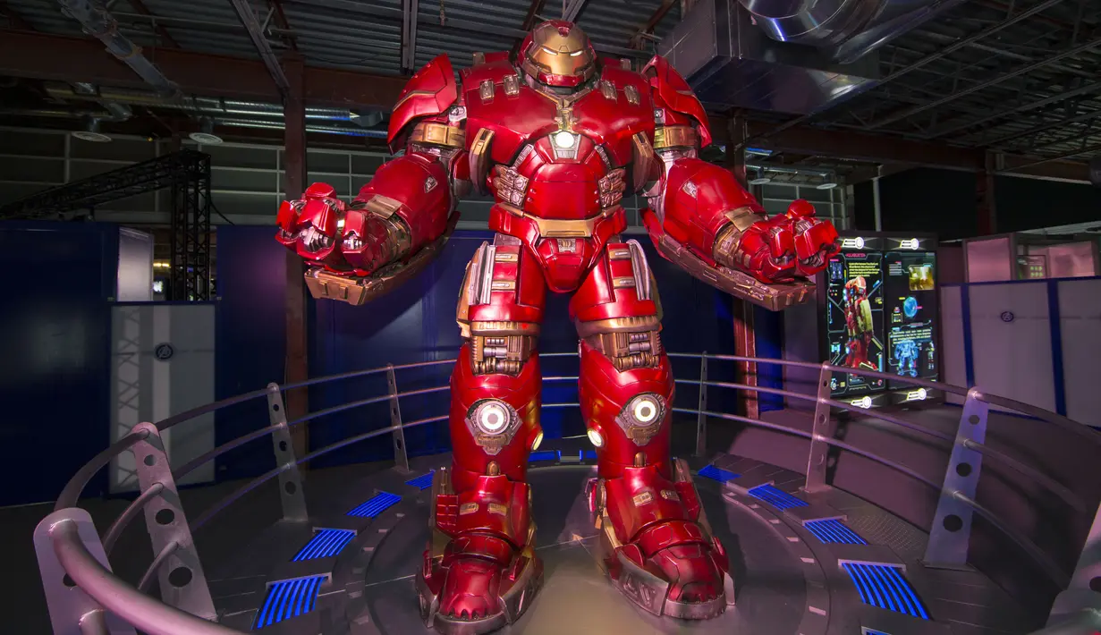Hulkbuster Armor terlihat di pameran Marvel Avengers S.T.A.T.I.O.N. dalam pratinjau media di Pusat Perbelanjaan Yorkdale, Toronto, Kanada, 19 November 2020. Pameran tersebut akan dibuka untuk umum mulai 20 November 2020 hingga 31 Januari 2021. (Xinhua/Zou Zheng)