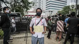 Orang tua siswa menggelar aksi didepan gedung Balaikota, Jakarta, Selasa (23/6/2020). Mereka menuntut Gubernur DKI Jakarta Anies Baswedan menghapus prioritas usia dalam aturan Penerimaan Peserta Didik Baru (PPDB) DKI Jakarta. (Liputan6.com/Faizal Fanani)