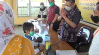Bocah di Kendari, menyumbangkan uang celengannya saat pandemi covid-19, Kamis (18/4/2020).(Liputan6.com/Ahmad Akbar Fua)