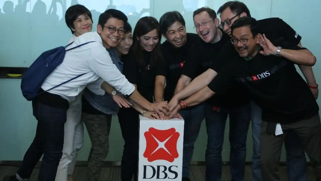 Paulus Sutisna, President Director PT Bank DBS Indonesia (keenam dari kiri), dan beberapa pejabat lainnya bersama menekan tombol peresmian yang menandakan selesainya proses pengambilalihan Bisnis Retail & Wealth Management ANZ di Indonesia.