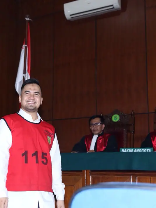 "Aku masih sama seperti dulu, tetap bergaul. Di Rutan semuanya baik. Tidak menakutkan, tidak seperti yang saya kira. Lebih ceria sih saya artinya ya begitulah," kata Ipul. (Andy Masela/Bintang.com)