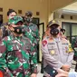 Pangdam Jaya Mayjen TNI Dudung Abdurachman bersama Kapolda Metro Jaya Irjen Fadil Imran menyambangi Polrestro Depok, dalam persiapan Pilkada Kota Depok, Sabtu (5/12/2020). (Liputan6.com/ Dicky Agung Prihanto)