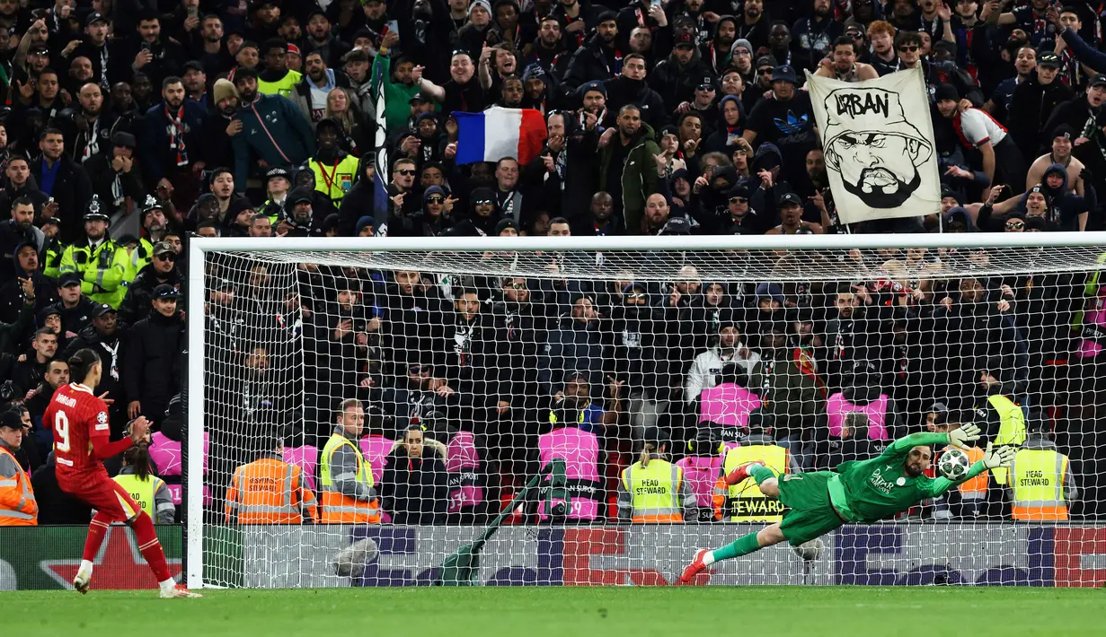 Kiper Paris Saint-Germain, Gianluigi Donnarumma menepis tendangan penalti pemain Liverpool, Darwin Nunez dalam laga leg kedua Liga Inggris 2024/2025 di Anfield, Inggris, Rabu (12/03/2025) WIB.