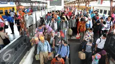 Sejumlah pemudik sudah melakukan arus balik dengan mengunakan kereta api di Stasiun Senen, Jakarta, Senin, (20/7/2015). Dipredeksikan puncak arus balik di stasiun pasar senen akan terjadi pada hari Selasa atau Rabu. (Liputan6.com/Herman Zakharia)