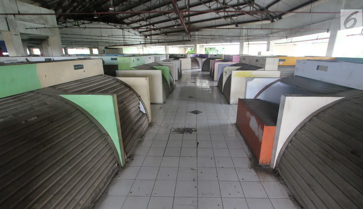 Kondisi toko dan kios kios yang tutup di Blok G Pasar Tanah Abang, Jakarta, Sabtu (23/12). Bangunan tersebut akan diganti dengan yang baru  hingga memadai untuk para pedagang dan pengunjung. (Liputan6.com/Angga Yuniar)