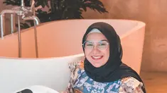Wanita yang dikenal sebagai aktris sinetron ini memang selalu tampil cantik dengan berbagai riasan. Ia semakin cantik dengan kacamata berwarna bening.(Liputan6.com/IG/@_irishbella_)