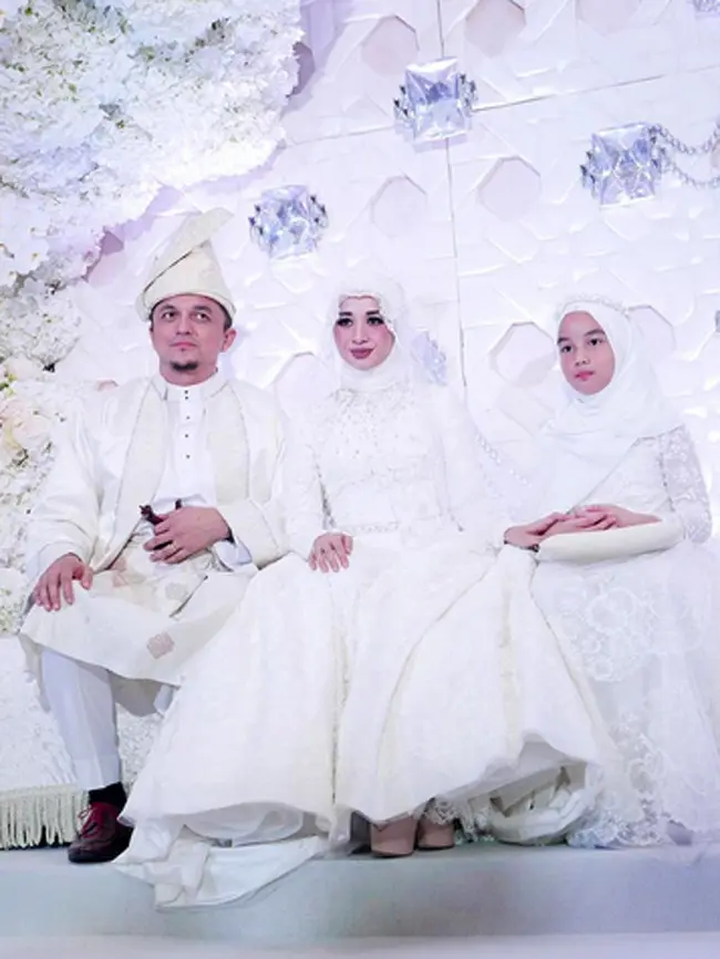 Laudya Cynthia Bella resmi melepas masa lajangnya dengan Engku Emran. Pernikahan Bella dan duda satu anak itu berlangsung di Kuala Lumpur Malaysia, negara asal suaminya. (Instagram/noradanish)