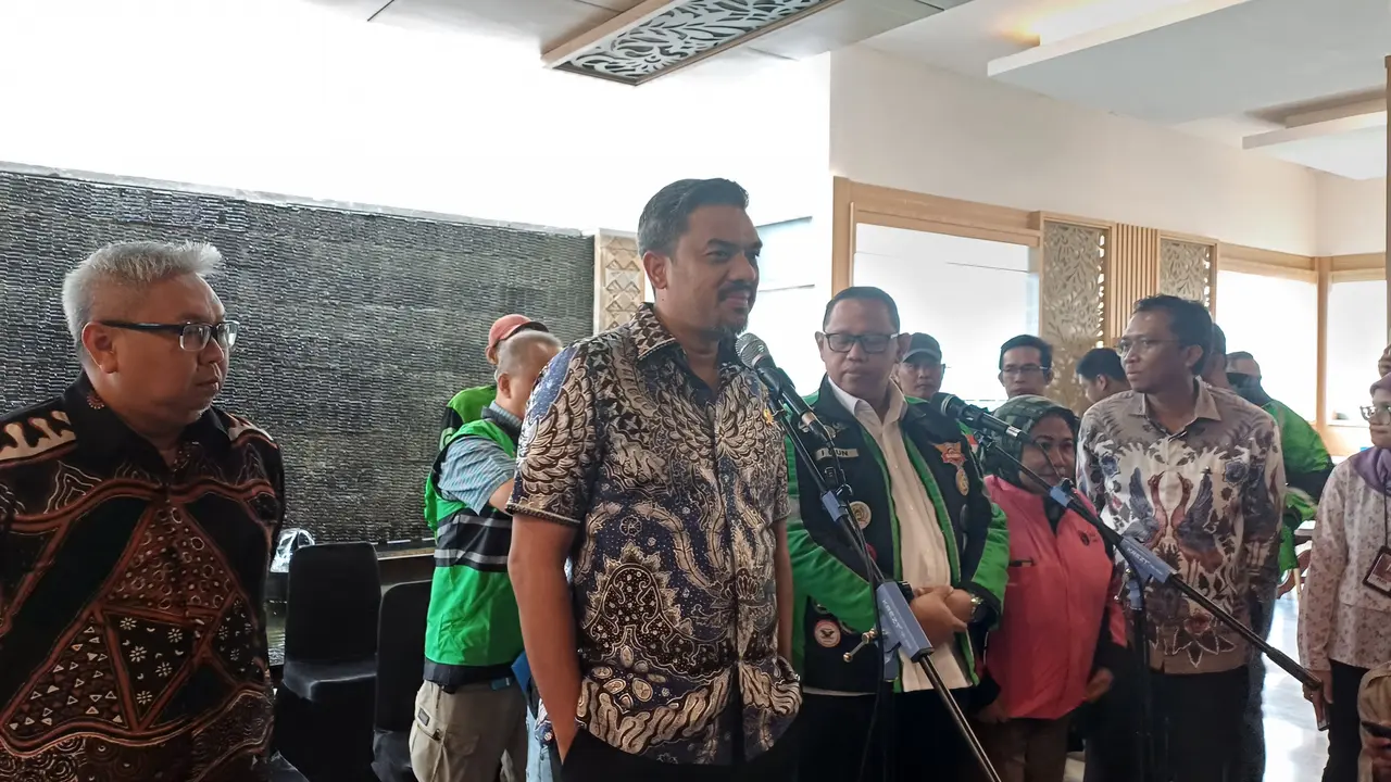Menteri UMKM Maman Abdurrahman bertemu dengan Ketua Umum Asosiasi Pengemudi Ojek Daring Garda Indonesia Igun Wicaksono, di Kantor Kementerian UMKM, Jakarta, Jumat (6/12/2024). (Maul/Liputan6.com)