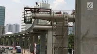 Jajaran tiang  beton proyek LRT di Jakarta, Kamis (6/9). Melemahnya nilai tukar rupiah terhadap dolar AS berdampak terhadap proyek infrastruktur karena sebagian bahan baku serta teknologi diimpor. (Merdeka.com/Imam Buhori)