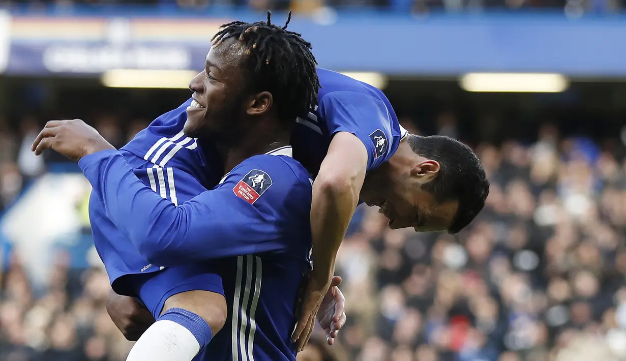 Pemain Chelsea, Pedro (kanan) merayakan gol bersama Michy Batshuayi pada putaran keempat Piala FA di Stamford Bridge stadium, London (28/1/2017). Chelsea menang 4-0. (AP/Kirsty Wigglesworth)