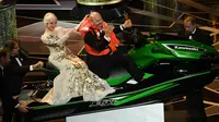 Mark Bridges mengenakan pelampung sambil memegang piala duduk di atas jet ski dalam acara Academy Awards ke-90 di Hollywood, California (4/3). Mark Bridges juga membawa pulang hadiah jet ski karena pidato terpendeknya. (Kevin Winter / Getty Images / AFP)