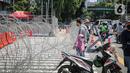 Barikade kawat berduri terpasang di kawasan Jalan MH Thamrin, Jakarta, Kamis (2/12/2021). Polda Metro Jaya memasang barikade di sejumlah titik menuju kawasan Patung Kuda-Monumen Nasional (Monas) Jakarta Pusat guna mengantisipasi kerumunan massa aksi Reuni 212. (Liputan6.com/Faizal Fanani)
