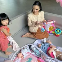 Saat bertemu dengan cucunya, Ameena dan Azura Krisdayanti tampil rapi dengan outfit yang dikenakan. Ia memilih tampil semi formal. [@krisdayantilemos]