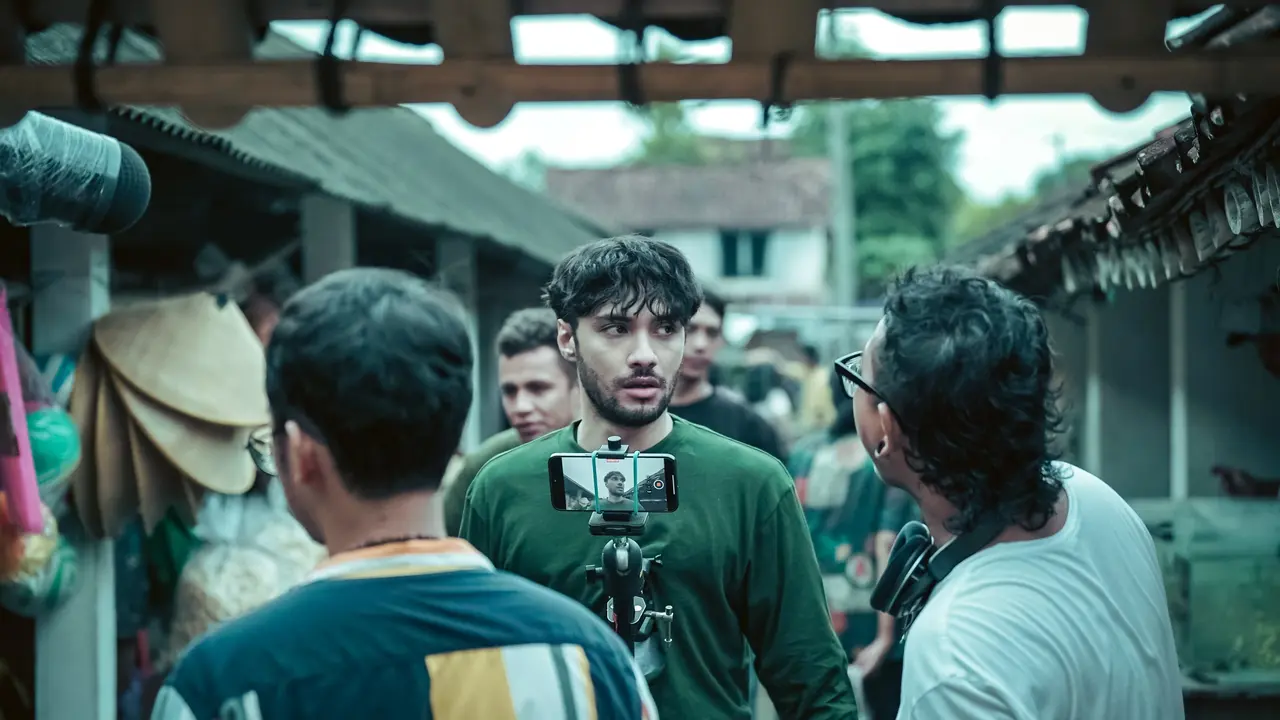 Salah satu adegan film Cinta Tak Pernah Tepat Waktu. (Foto: Dok. Dapur Film/ Seven Skies Motion/ IMDb)